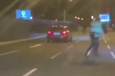 (VIDEO) DRAMA NA SRPSKIM DRUMOVIMA: Pogledajte kako je bahati vozač pobegao policiji, kao da ne postoje!