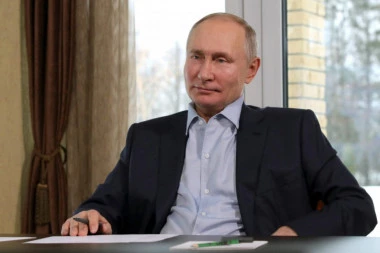 "SRBI KIDAJU" Moskva oduševljena pesmom o Vladimiru Putinu beogradskog rok benda (VIDEO)