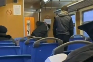 (ŠOK VIDEO) FUJČINA! Pogledajte šta su maloletnici radili u vozu za Batajnicu: Prevrnuće vam se želudac!