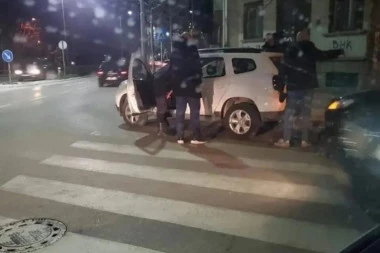 MILOV TEROR PO CRNOJ GORI: Đukanovićeva policija maltretira PROSLAVLJENOG SRPSKOG SPORTISTU nasred ulice