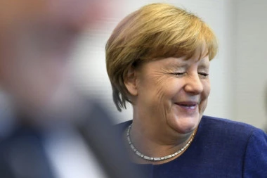 (HIT VIDEO) NIJE ZNALA ŠTA JE SNAŠLO! Reakcija Angele Merkel u parlamentu nasmejala sve