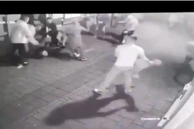 (FOTO, VIDEO) ŽRTVE NEVIĐENOG DIVLJAŠTVA! Evo u kakvom stanju su prebijeni i ranjeni mladići isped kafića u Novom Sadu!