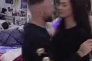 (VIDEO) Tara i Ša prešli sve granice, pao sočni poljubac!