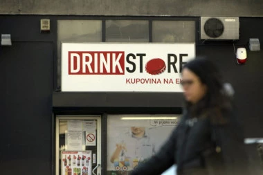 REKLAMA KAO LEKSIKON ZA ALKOHOLIČARE: "DRINK STOR" ovako poziva da se OBEZNANITE do alkohola