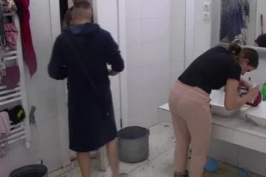 ŠA BI DA SE KUPA S TAROM: Reper ušao u kupatilo dok se ona tuširala! (VIDEO)