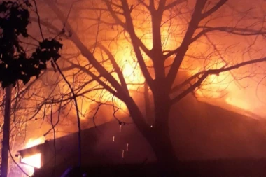 (FOTO) VELIKI POŽAR NA KARABURMI: Vatrogasci se bore sa vatrenom stihijom!