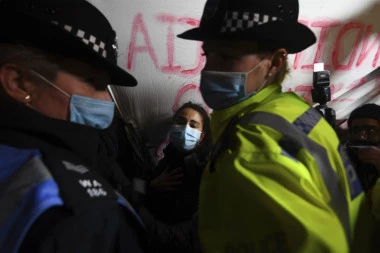 HAOS U LONDONU! Sukob demonstranata sa organima reda nakon što je policajac optužen za otmicu i brutalno ubistvo devojke (VIDEO)