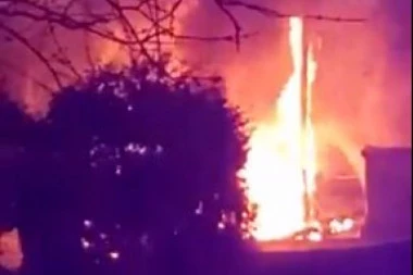 (VIDEO) Bukti požar u STARAČKOM DOMU: Vatrogasci pokušavaju da ugase stihiju