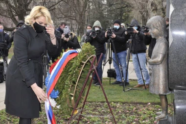 Ministarka Kisić Tepavčević osudila izmeštanje cveća sa spomenika na Tašmajdanu: Da sam znala, to ne bih dozvolila