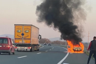 (VIDEO) BUKTINJA NA AUTO-PUTU! Nevoravatne scene kod Lajkovca, zapalio se automobil u pokretu