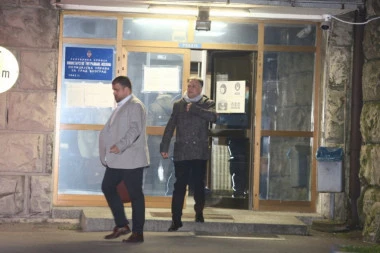 (FOTO) POSLE SEDAM SATI: Lečić napustio policijsku stanicu nakon saslušanja!