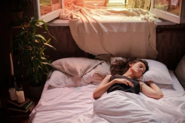 POLOŽAJ U KOM SPAVATE UTIČE NA VAŠE ZDRAVLJE: Evo šta sve mogu da uzrokuju spavanje na leđima, boku ili na stomaku