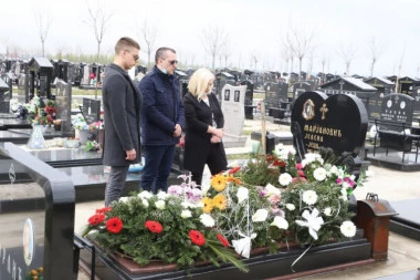 (FOTO, VIDEO) PET GODINA OD UBISTVA JELENE MARJANOVIĆ: Zoran na groblje došao sa sinom i kumom Verom, Jana ostavila majci "POKLON"