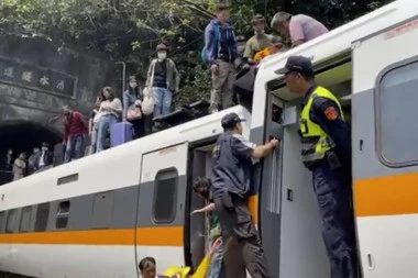 (VIDEO, FOTO) VOZ UDARIO U ZID TUNELA: Železnička nesreća na Tajvanu, poginulo više od 40 osoba