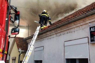 (FOTO,VIDEO) VELIKI POŽAR U INĐIJI LOKALIZOVAN: Vatrogasci rade na dogašivanju vatre!