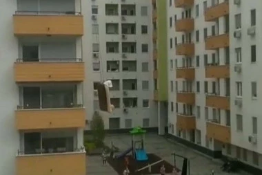 (FOTO,VIDEO) DA LI STE VI LJUDI NORMALNI?! Novosađani vuku krevet na vrh zgrade pomoću kanapa, A ISPOD DECA!