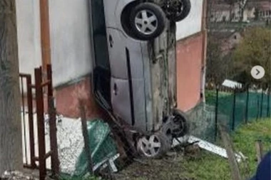 (FOTO) ZA NE POVEROVATI! Čovek se jutros u Umčarima autom bukvalno "zalepio" za zid kuće!