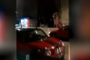 (VIDEO) PONOVO INCIDENT U SEVERNOJ MITROVICI: Iz automobila u pokretu mahali albanskom zasatavom pa potom uleteli u KBC