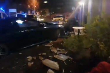 (FOTO,VIDEO) JEZIVA NESREĆA U CENTRU GRADA: Autom se zaleteo u terasu kafića, ima povređenih!