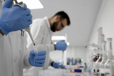 SMRTONOSNI VIRUS SE SVE BRŽE ŠIRI! Brojke samo rastu - naređena hitna masovna vakcinacija!