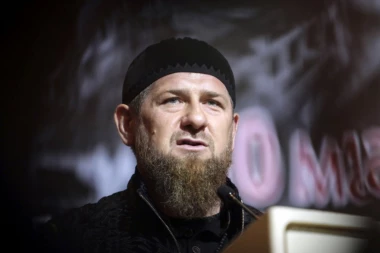 KADIROV IPAK NIJE U KOMI?! Pojavio se snimak lidera Čečenije u šetnji sa sinovima! (VIDEO)
