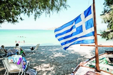 KAZNE KO LETOVANJE: Grci skidaju tablice za opušak, za nevezan pojas 350 evra