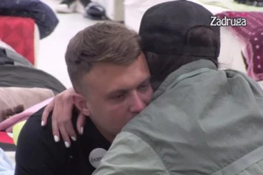 (VIDEO) KARIĆ SE VRATIO U ZADRUGU! Jovana ga sa zagrljajem dočekala na vratima, nije mogao da sakrije tugu posle sahrane!