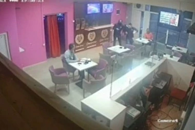 (VIDEO) SNIMAK PLJAČKE KLADIONICE U NOVOM PAZARU: Uz pretnju pištoljem ukrao 140.000 dinara