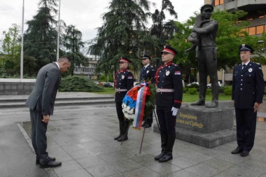 (FOTO) Vulin odao poštu policajcima koje su ubili šiptarski teroristi: Heroji koji su dali svoje živote braneći Srbiju neće biti zaboravljeni