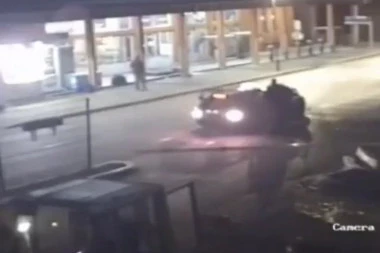 (UZNEMIRUJUĆI VIDEO) SNIMAK STRAVIČNE SAOBRAĆAJNE NESREĆE U PRIBOJU! Muškarac pokušao da pređe ulicu van pešačkog, pa na njega naleteo automobil...