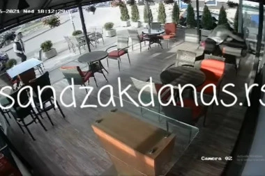 (VIDEO) MONSTRUOZNO BATINANJE U SJENICI: Oborili muškarca na pod kafića, pa ga tukli do besvesti!