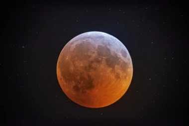 (VIDEO) POČEO NEBESKI SPEKTAKL! Na nebu se pojavljuje "krvavi Mesec"