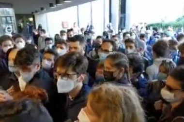 (VIDEO) INTERVENISALA POLICIJA: Dok u Srbiji vakcinacija teče bez problema, u Italiji gaze jedni preko drugih!