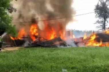 (VIDEO) VELIKI POŽAR NA ADI BOJANI: Plamen zahvatio dve kuće, nezaustavljivo se širi dalje