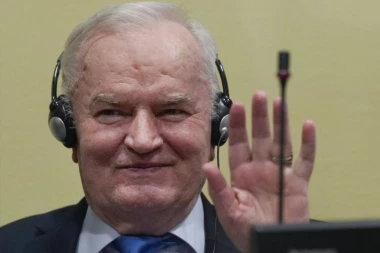 (FOTO) UNIŠTEN MURAL SA LIKOM RATKA MLADIĆA U SREMSKOJ KAMENICI! Evo ko je to i uradio!