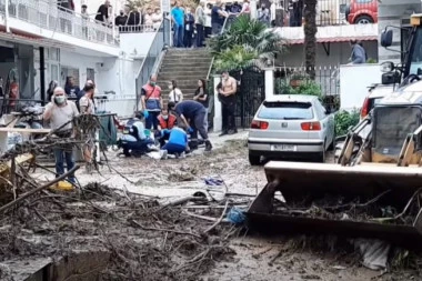 (VIDEO) UŽASNO NEVREME POGODILO GRČKU: Ulice poplavljene, muškarca ubila bujica vode!
