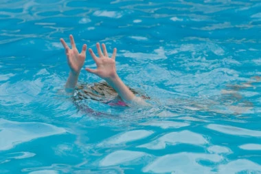 SVE SE ODIGRALO ZA DVA I PO MINUTA: Detalji TRAGEDIJE na bazenu, dete bolovalo od EPILEPSIJE!