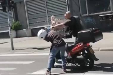 (VIDEO) OBRAČUN U MAKENZIJEVOJ! Pešak pesnicom udario motociklistu: On je bio na pravom mestu u pravo vreme i SPREČIO OZBILJNIJI INCIDENT!