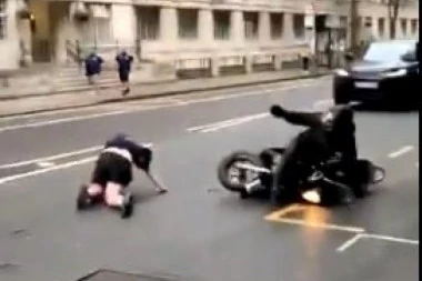 (VIDEO) UMALO TRAGEDIJA NA EVRU: Navijač MORTUS PIJAN prelazio ulicu, a onda ga je POKOSIO MOTOR!