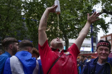 (FOTO) VRELA UVERTIRA: Pijani Škoti OPUSTOŠILI London, polivali građane pivom i provocirali Engleze!