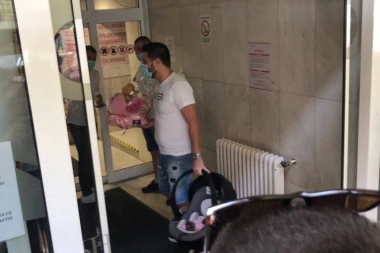 (FOTO, VIDEO) MARKO STIGAO ISPRED NARODNOG FRONTA! Doneo ruže i nosiljku za bebu, VODI LUNU I MIU KUĆI!