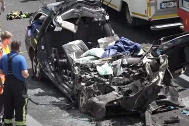 (FOTO) OVO SU SRBI KOJI SU ZAJEDNO OTIŠLI U SMRT: Vozaču kamiona koji je samleo automobil pozlilo od šoka