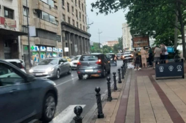 (FOTO) UŽASNA SCENA U BEOGRADU: Automobil udario pešaka dok je pretrčavao ulicu