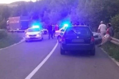 TEŠKA SAOBRAĆAJKA KOD SOMBORA: Automobil se zakucao u drvo, vozač PREMINUO na licu mesta