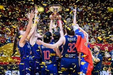 (FOTO) DOBRO NAM DOŠLE: Zlatne košarkašice stigle u Srbiju, po sletanju u Beograd svaka dobila POKLON!