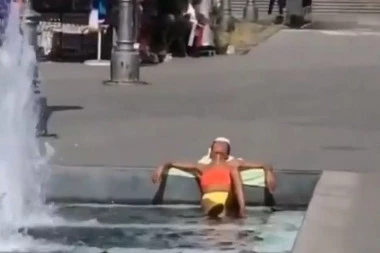 (FOTO/VIDEO) KADAR NEVERA! Žena BEZ BLAMA obukla kupaći i legla u FONTANU kod HRAMA: Građani u šoku