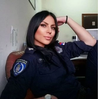 (FOTO) VATRENA CRNKA GRMI U POLICIJSKOJ UNIFORMI: Lepotica iz MUP zapalila društvene mreže, NIŽU SE KOMENTARI!