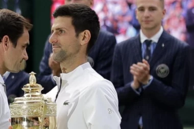 NAVUKLI GA NA TANAK LED: Pitali su Federera o Đokoviću, Švajcarac OVIM REČIMA izazvao ŠOK na Vimbldonu!