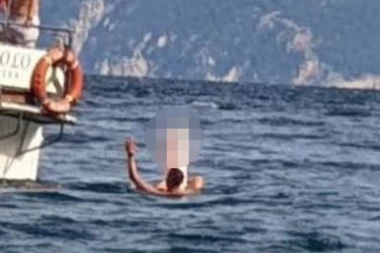 IZBACIO PONOS DA GA SVI VIDE! Muškarac pliva u moru, a  komentari su hit! (FOTO)