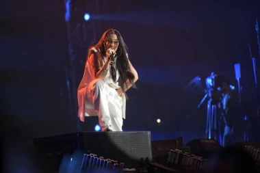 (FOTO, VIDEO) SENIDAH POJAVOM I GLASOM ZAPALILA BINU: Pevačica na Exit-u napravila HAOS, a ova pesma je pogodila sve!